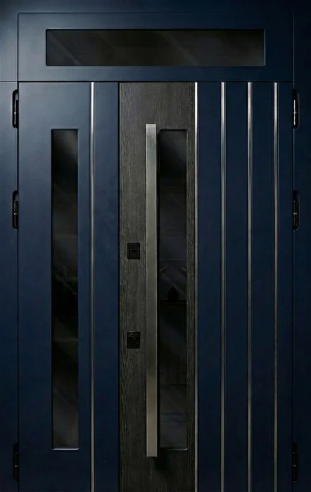 Железная входная дверь синяя с вертикальными линиями и стеклянными вставками №127