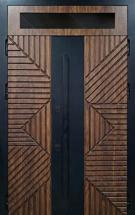 Металлическая дверь под орех с диагональной фрезеровкой для частного дома №118