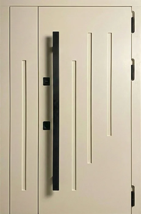 Входная дверь айвори с вертикальной фрезеровкой и ручкой-рейлинг №85