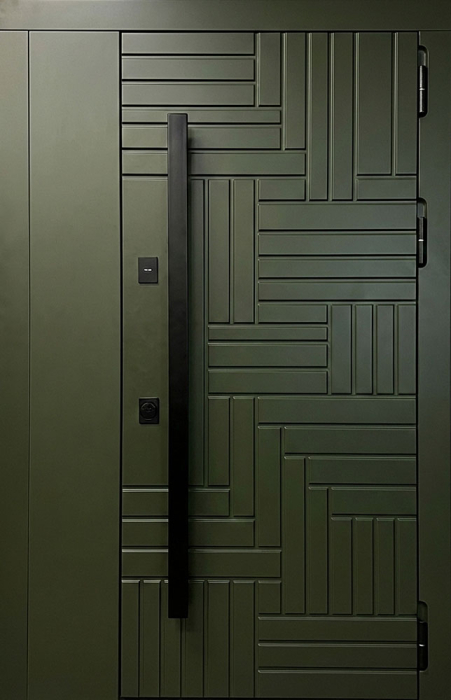 Входная дверь хаки с модульной фрезеровкой и ручкой-рейлингом №96