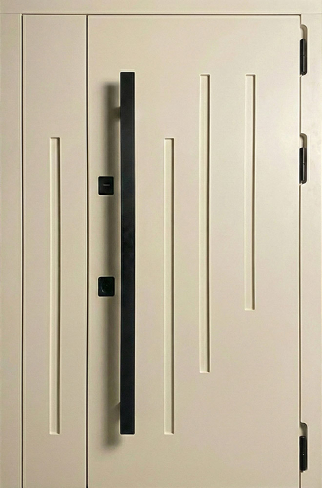 Входная дверь айвори с вертикальной фрезеровкой и ручкой-рейлинг №85