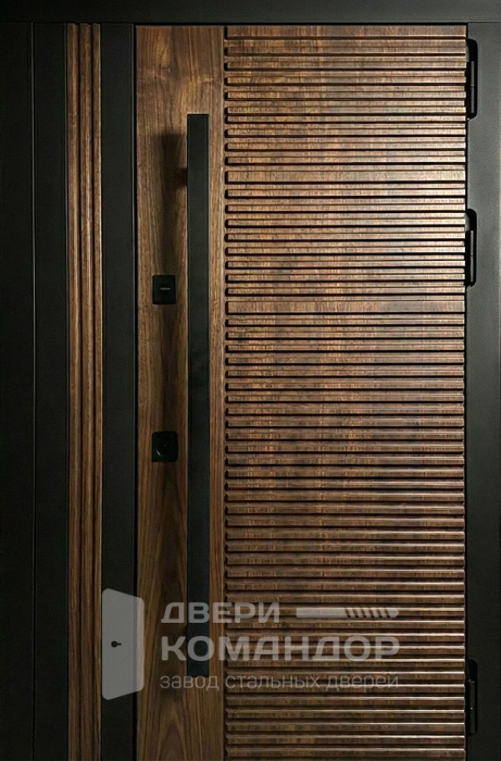 Железная дверь чёрная с накладкой под орех и горизонтальными рейками №83