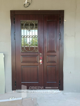 Полуторная входная дверь терморазрыв  шпон / эмаль со стеклопакетом и ковкой, порогом из нержавейки, на заказ