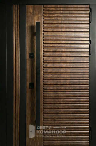 Железная дверь чёрная с накладкой под орех и горизонтальными рейками №83 - наружная сторона