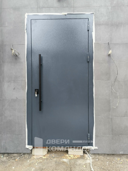 Входная дверь терморазрыв металл / пвх, с магнитными уплотнителями, ручкой скобой, со скрытым доводчиком, на заказ