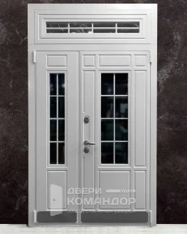 Белая дверь со стеклопакетом в классическом английском стиле