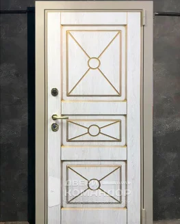 Белая металлическая дверь с золотой патиной